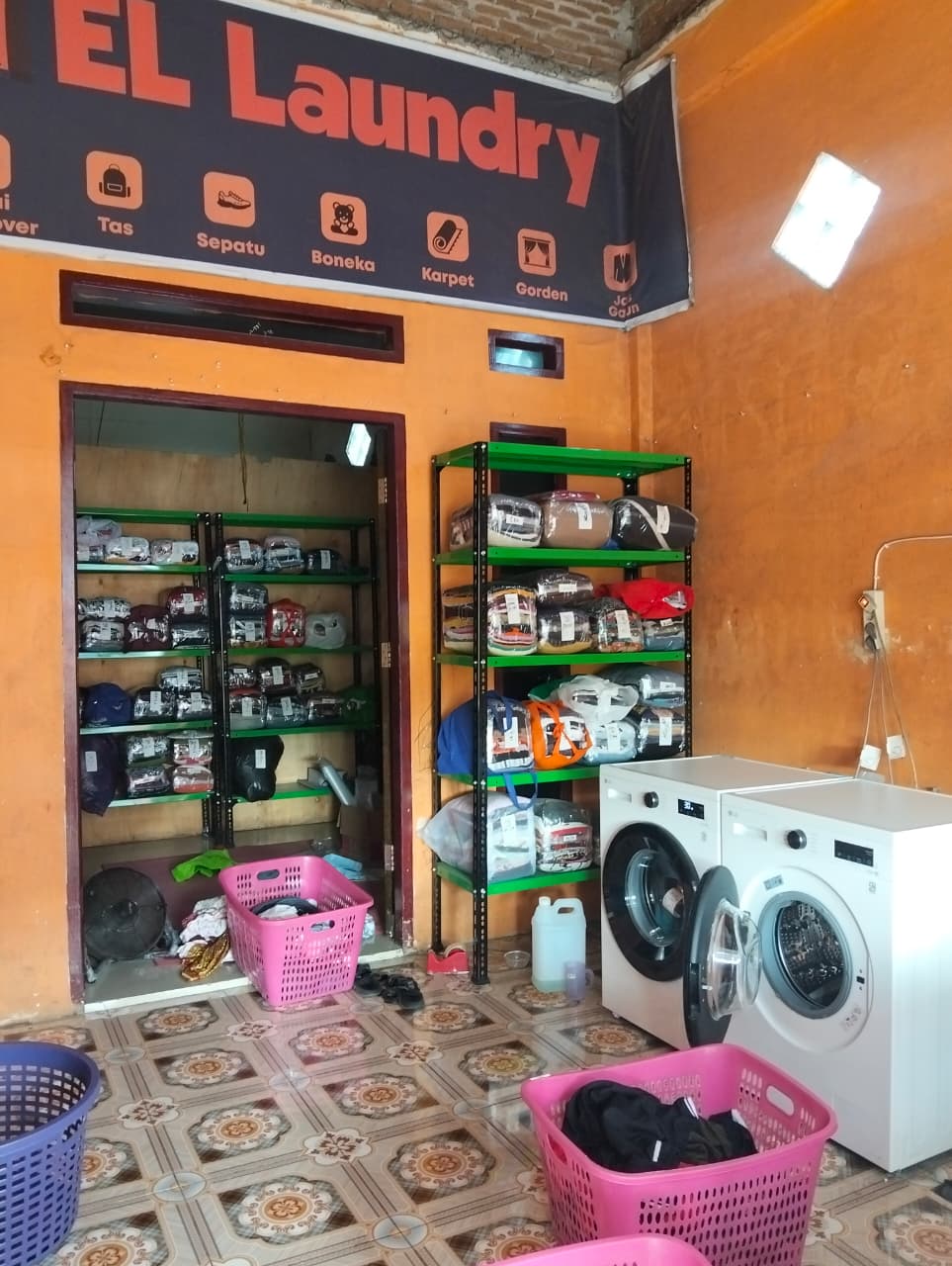Bagian dalam Berkah Laundry